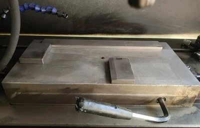 Magnet chuck use in EMD Magnet chuck use in EMD